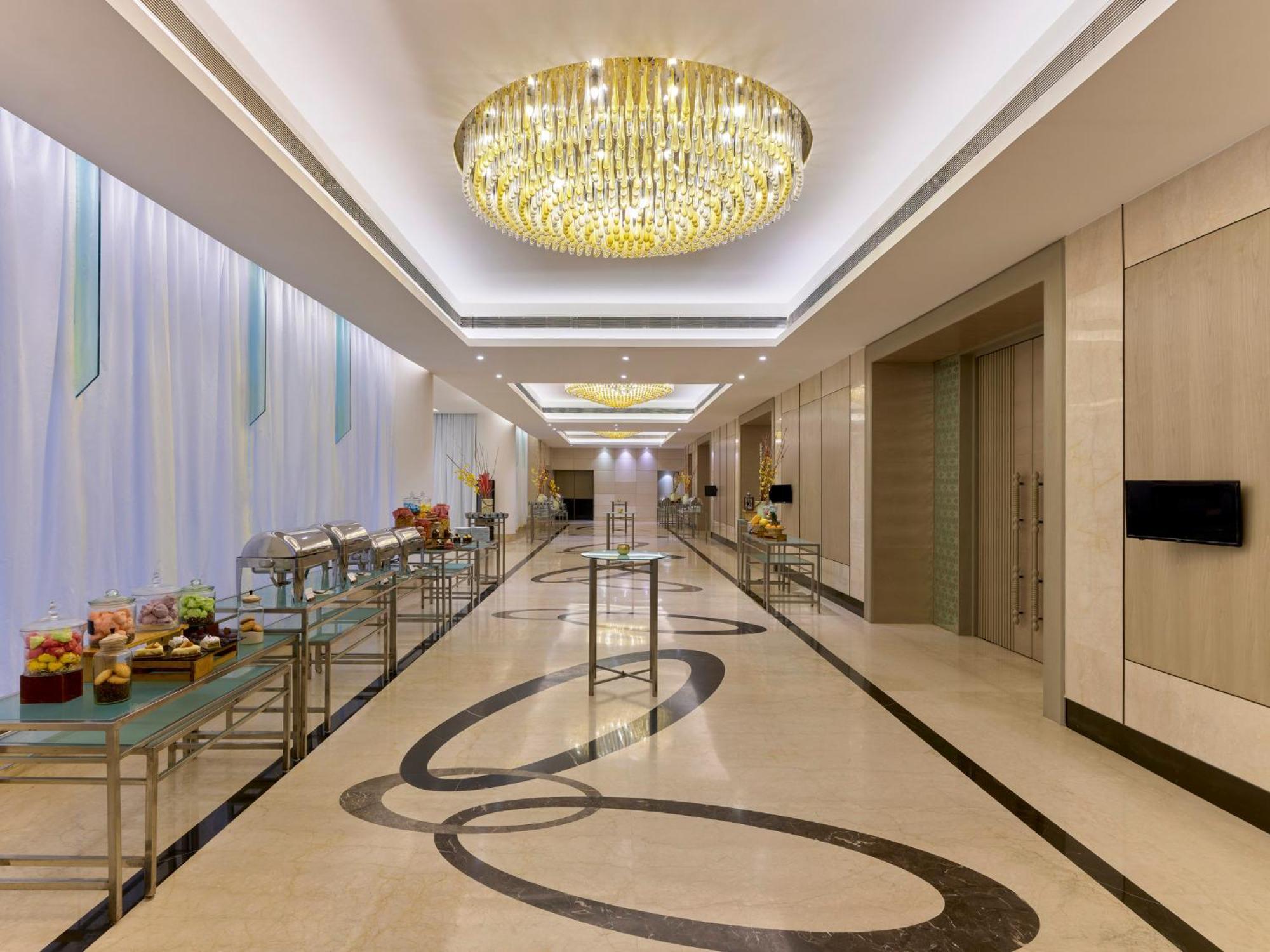 Crowne Plaza Ahmedabad City Centre By Ihg Exterior foto
